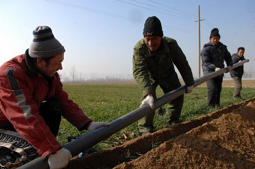 1月25日,在山東省菏澤市成武縣黨集鎮,農田水利建設者正在開挖地下低壓輸水管道。 為應對當前旱情,將損失降到最小,山東省菏澤市成武縣全力加快“小農水”重點縣項目進度,投入3支施工隊伍冒著嚴寒疏通排水溝渠、埋設地下低壓輸水管道、修舊井打新井,爭取項目盡快完成,助力抗旱。 新華社記者 郭緒雷 攝