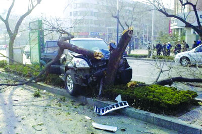 嫌犯接連搶車狂奔,并不斷向民警射擊,最終車輛被逼停
