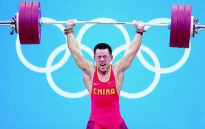 陸浩杰強忍痛苦舉起杠鈴。CFP供圖