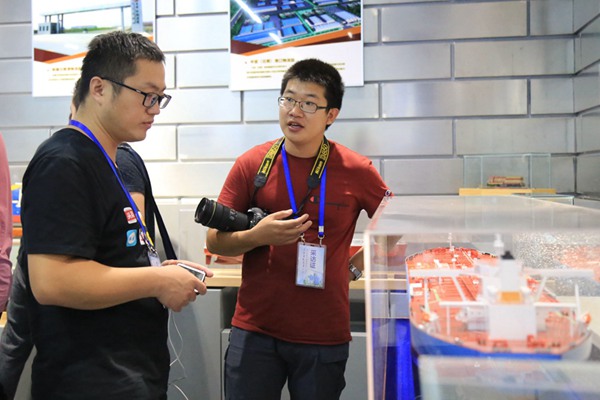 采訪團記者參觀展覽館內的模型(鄒慧 攝) 采訪團記者參觀展覽館內的模型(鄒慧 攝)