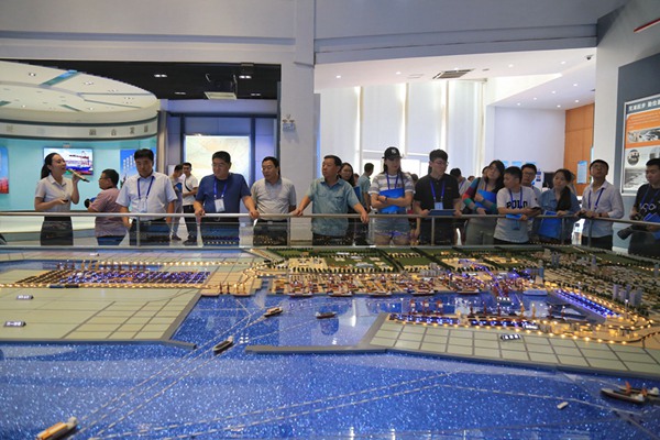 第十四屆中國網(wǎng)絡(luò)媒體山東行采訪團(tuán)走進(jìn)日照港展覽館(鄒慧 攝) 第十四屆中國網(wǎng)絡(luò)媒體山東行采訪團(tuán)走進(jìn)日照港展覽館(鄒慧 攝)