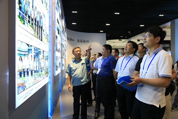 ���ոۼ��F(tu��n)���޹�˾�hί����ӛ������(hu��)��ϯ��ï�ڞ���L�F(tu��n)��ӛ�߽�B���ոۣ��u�� �z��