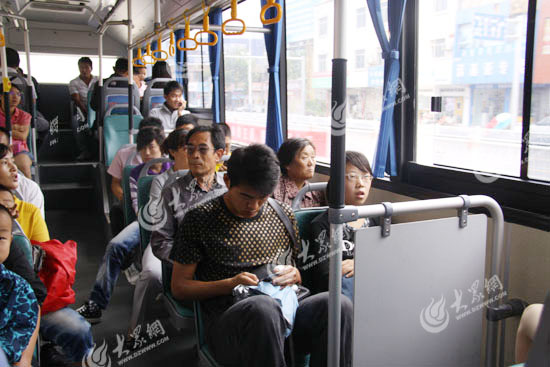 乘客在現代化的BRT車上