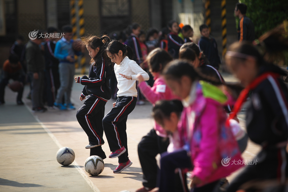 ɽ����С��2014-2015�W���W���_ʼ�����꼉�W��ÿ�܌���һ���ɹ�(ji��)�����n�������꼉Ҳ���M������֪�R�����ܷ������Ӗ����(j��)Ϥ��ɽ����С����߀����(chu��ng)��һ֧Ů������ꠡ��󱊾W(w��ng)ӛ�� ���L�� �z