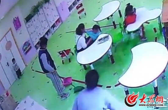 監(jiān)控畫面顯示該幼師推搡孩子并強行給孩子塞飯_meitu_2.jpg