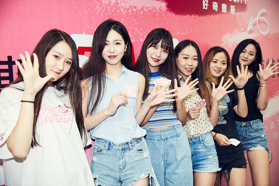 8��4�գ��Ϻ���һ���Ԍ��̼ҽo��ʮ�f��н�\ƸС�؃���ģ�ء�С��ģ�ص�Ҫ������ֱ����A Cup���£�߀��25�l�����⡱��Ƹ�l��������Ҫ�ŷ�ز�ƽ����ƽ���¡���߀������ض��罻���ߣ����Լ�ϲ�g��ָ���V�R�ȡ�