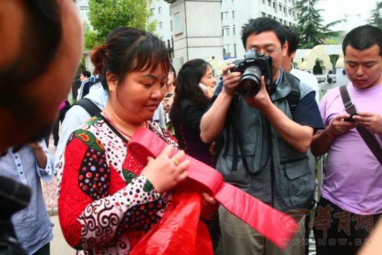 �ܺ��˼Ҍ�һ������I���˱��ڣ��ڷ�ͥ��Ⱥ��ЛQ�Y��