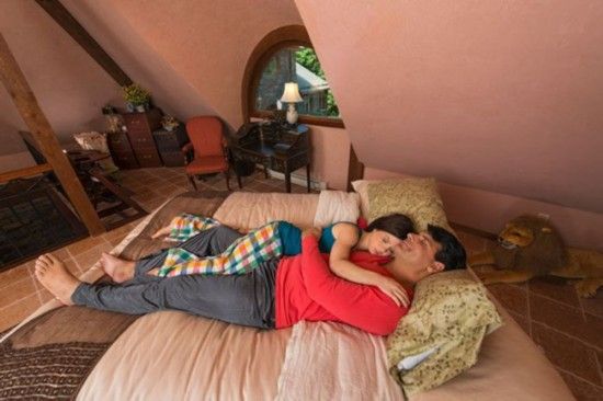 美國(guó)女碩士開(kāi)店供人摟抱減壓