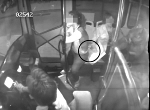 女子公交車占座刀頂鄰座乘客5分鐘(圖) 女子公交車占座刀頂鄰座乘客5分鐘(圖)