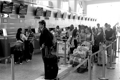 24日,美聯社記者上傳至“推特”的照片顯示,斯諾登并不在他的座位上。