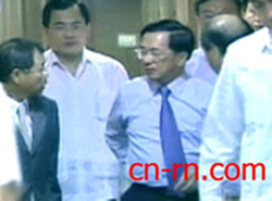 陳水扁邊走還邊用右手摸臀部。