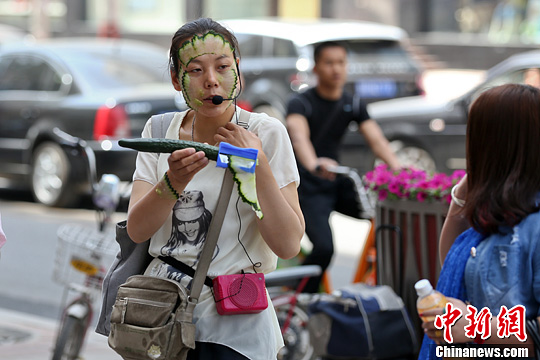 5��20����ɽ��̫ԭ���^��һ��Ů�����S��Ƭ��Ę���H��ʾ�������N����Ĥ�������������˲���Ů��͵��Pע��������l �信�� �z