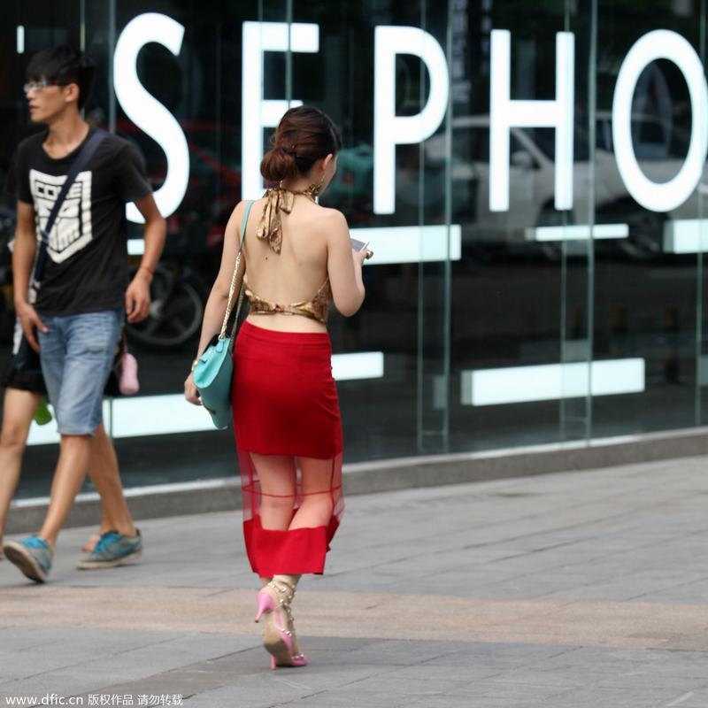 2014��8��2�գ��ؑc����Ů��������b������ɽ�ǽ��^�������������P(gu��n)ע��ĳ��Ů�ϰ����������Ƕ������°���t��͸ҕ�L(zh��ng)ȹ���_���T�Ь���ܵ����ϱ��ࡰעĿ�Y����