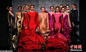 ��������r�b�� ������Ů��չ�F(xi��n)�����c��Ұ