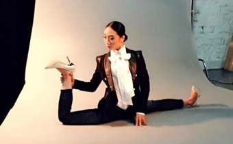 ���Ї���һ���g(sh��)��Ů���ۯB���wչʾ�@�����g(sh��)��