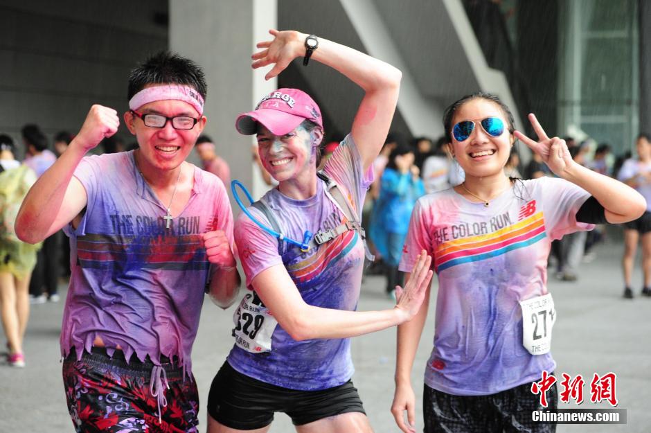 3��29�գ�һ�����顰��ɫ�ܡ���The Color Run)�����ܻ���ڏV�|ʡ�����д��\�w�������e�У�������������ۡ��������|ݸ���V�ݡ����ڵȇ��Һ͵؅^��ʡ�е��f�����x�օ��ӣ�չ�F���������