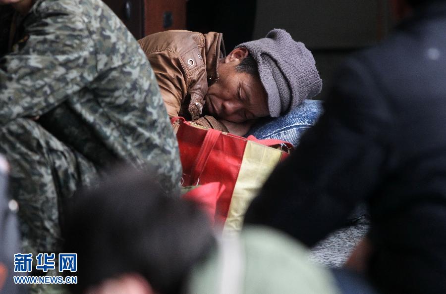 1��18�գ����Ϻ���܇վ��܇��������ſ��������˯���ˡ�����������܇�����ϼҸ��C�������z�����Ǜ]���I����Ʊ��һ��һҹ����;�������f�ǂ���С�Ŀ�򞡣