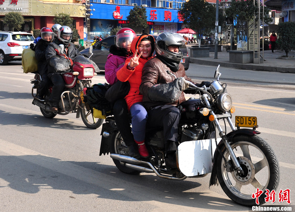 1��19�գ����l(xi��ng)�r���TĦ��܇����ڽ���ʡ���d��·�Ρ�2014�괺�\�ԁ�������ʡ���d�й�·��ÿ����1000���v���Σ��r�񹤵�Ħ��܇;��(j��ng)�@�ﷵ�l(xi��ng)����(j��)�˽⣬���d���r�񹤏Ľ�����TĦ��܇�����M�|���ıؽ�(j��ng)֮·�����ػ� �z