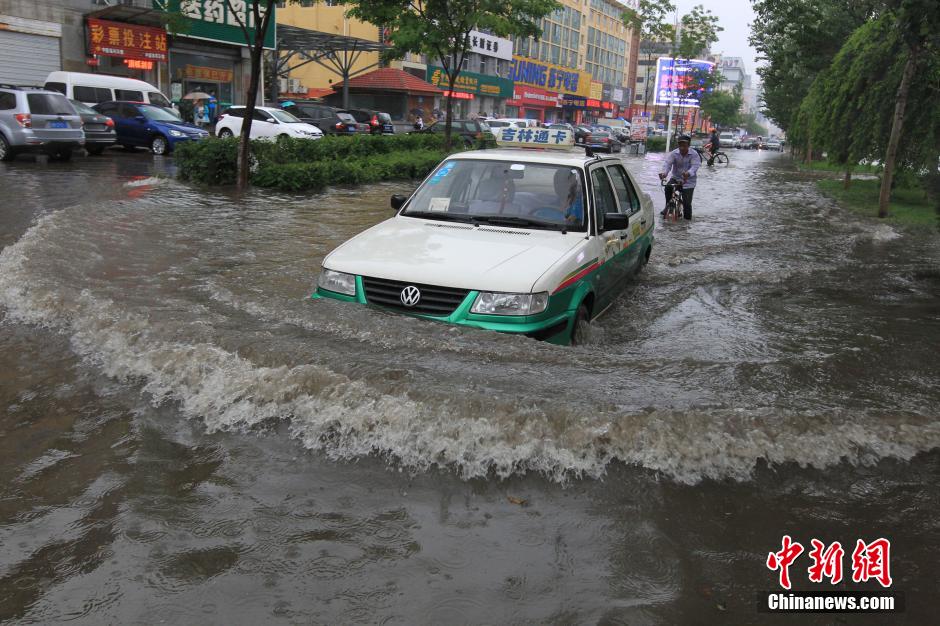 6��18�����磬����ʡ������ͻ�����꣬�®��ض��l�ֵ��eˮ���أ�����̎�eˮ���_1�ף�һЩ܇�v����ˮ�Пo�����M��������l �n�� �z