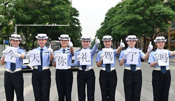 三峽警花秀自拍呼吁車輛禮讓行人