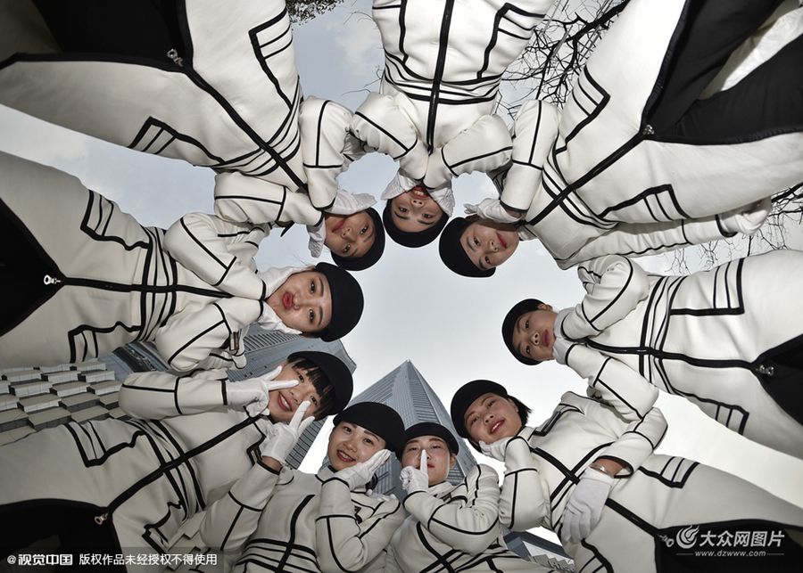 1��7�ĸ������ˡ�Ư�������ݡ����׵����ס������İ�ɫ��β����С�ɵĺ�ɫؐ��ñ�����µ��w�Ċy�ݡ���һ�펛���³��Ĵ����������Ԍ��I(y��)��ָ�]�ք�(sh��)��ʹ��ĳ�V��(ch��ng)��Ů�ӌ�(d��o)܇�(du��)�(du��)�T���ɞ����L(zh��ng)ɳ���^��һ���n���L(f��ng)����