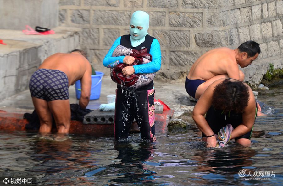 03��17�գ�ɽ�|ʡ�����У��S������Dů�����ϳǅ^��tȪ��Ӿ���������࣬����Ӿ�ͳ���ůꖜ�����M����ĭ��������Ȫˮ��ϴ����Ӿ�����控Ę����Ĵ󋌄t����������Ȫ����ˢϴ��