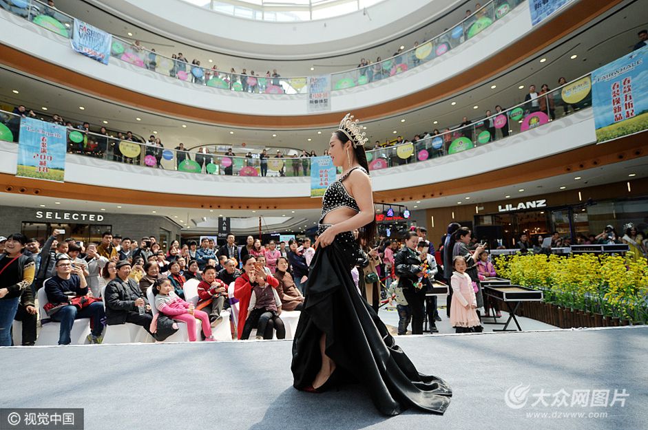 4��2�գ�ɽ�|ʡ̩���У�һ�̈�(ch��ng)�e�k̩��(gu��)�L(f��ng)��չʾ�㣬��Ո(q��ng)��(l��i)5�����b��(��i)���ߣ���������������175-180�������������L(zh��ng)�l(f��)�ĉ�С���ӡ�