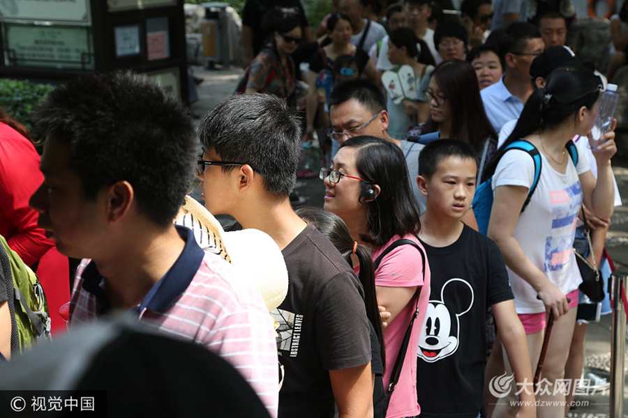 2017��8��4�գ����ϣ�����ͻȪ���^��,Ȫˮֱ��c�ſ�Ȫ������Ȫˮֱ��c�����������ο��ų��L���ȴ�ȡȪˮƷ�LȪˮ�ĸ���