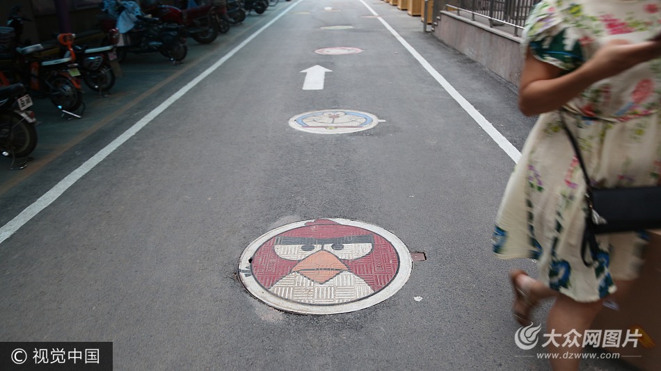 2017年8月6日,在山東濟(jì)南婦幼保健醫(yī)院內(nèi),眾多井蓋變身“創(chuàng)意卡通畫”,吸引不少路人的眼球。