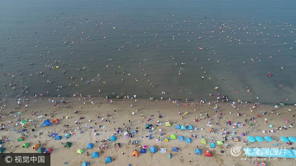 2017年8月6日,山東省煙臺(tái)第一海水浴場迎來眾多下海納涼的游客,各種泳具花花綠綠點(diǎn)綴海灘,成為夏天一道別樣的風(fēng)景。