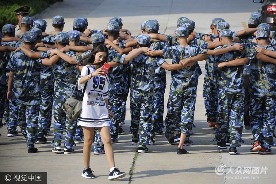 2017��8��31����ɽ�|���_��һλŮʿ��܊Ӗ�W���鱳������������