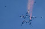 45名跳傘遠動員高空組成五角星.jpg