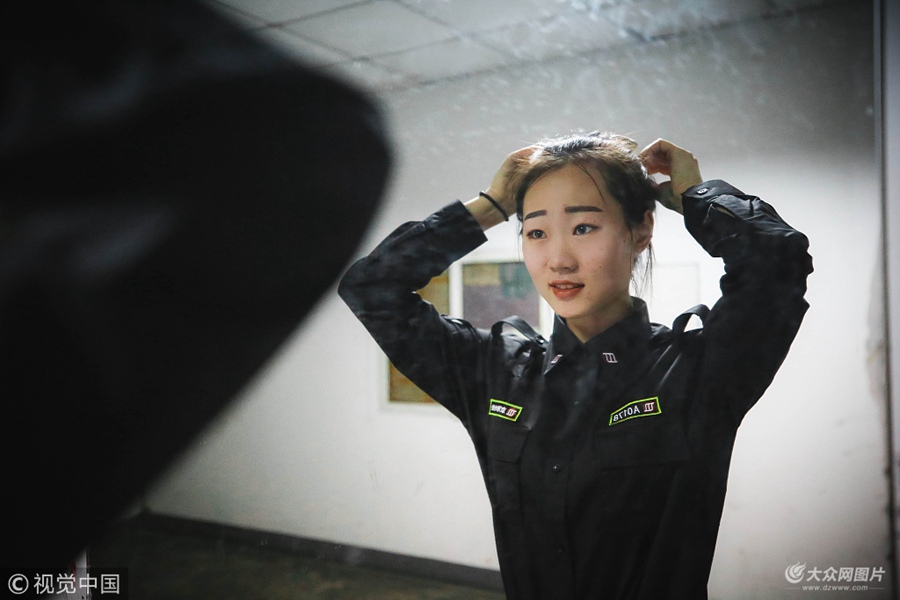 2018��4��25�գ��������S����һС�L�ٵ��R�������Fվ�c���εĳ˿��EȻ���ࡣ������c�H�шF�۱M���I�Դ�ɫ�ĕr��Ҳǡǡ�ǵ��F���z�T��æ�ĕr��