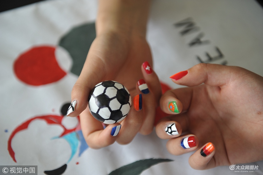 2018��6��11������ɽ�|�ĳ��Ж|�����^(q��)�Ļ�·��һ�����׵�����T�ڽoŮ���������籭������