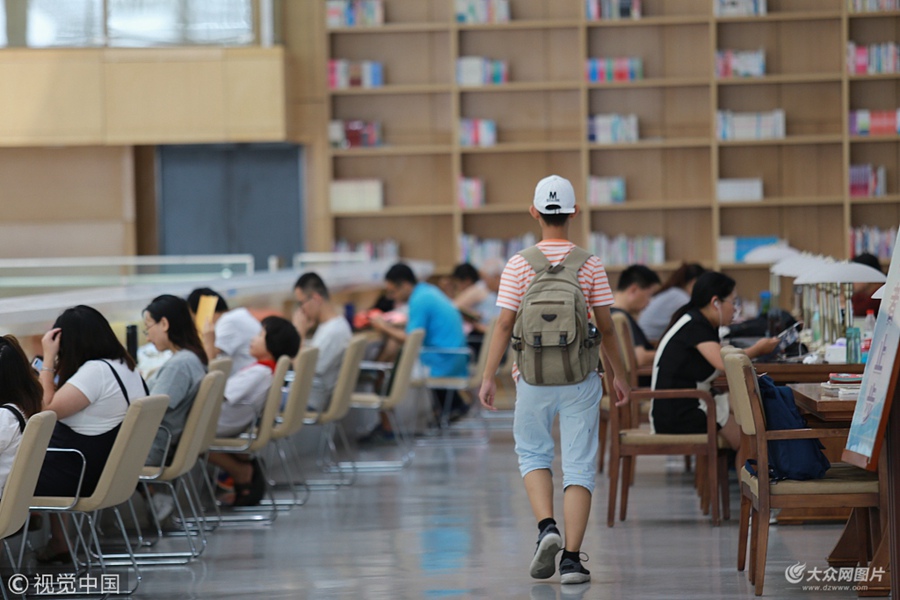 2018年7月6日,濟(jì)南,大批學(xué)生放暑假,高中生、考研族三五成群結(jié)伴扎堆圖書館學(xué)習(xí)。