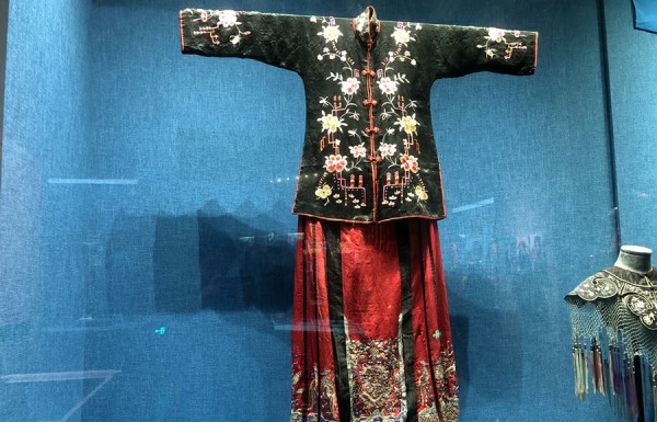 10��23�����磬���루������ʡ�^�У�ý�w���x��60�ꡤ�����V�������Ͳ��L��Ӳ��L�F���M�V�����岩���^�������ٔ�����ķ�����������N���������Ļ���ɫ�����󱊾Wӛ�� ��˼˼��.jpg