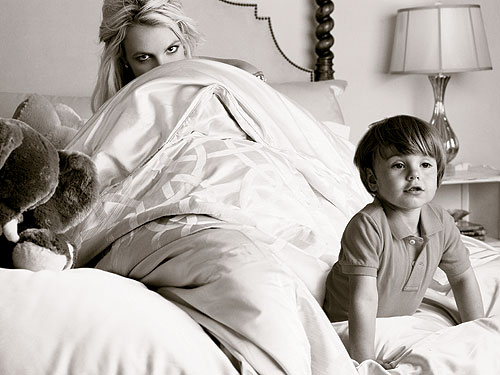 布蘭妮母子登《Elle》小甜甜現溫柔母愛(圖)