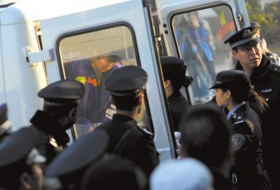12月30日,被告人張淑俠(車內(nèi))被警車押送至渭南市中級人民法院。新華社發(fā)