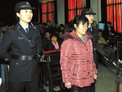 被告人張淑俠(前左二)在渭南市中級人民法院庭審現(xiàn)場(12月30日攝)。新華社發(fā)